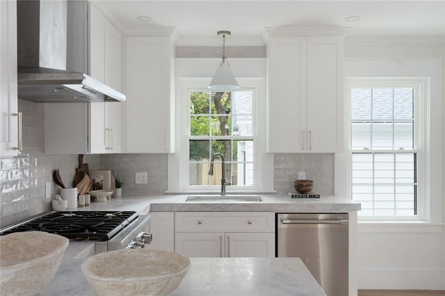 175 Freeman Pkwy, House other with 5 bedrooms, 4 bathrooms and 5 parking in Providence RI | Image 21