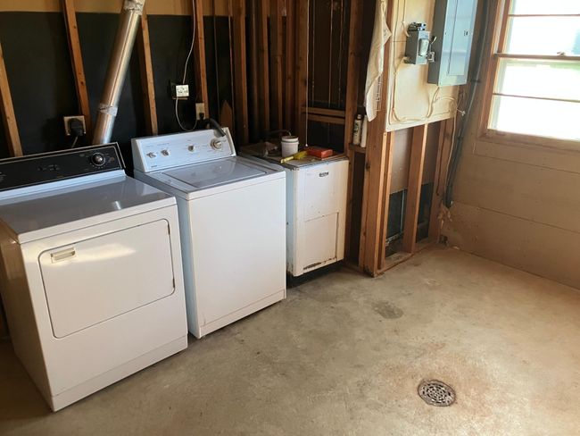 Lower level laundry | Image 14