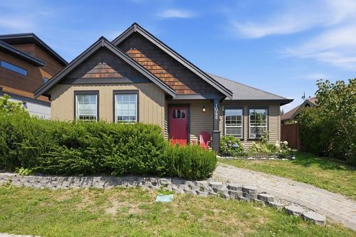 1048 Woodsworth Rd, Gibsons, BC, V0N1V7 | Card Image