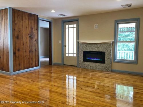 120 Market St, Moscow, PA, 18444-9101 | Card Image