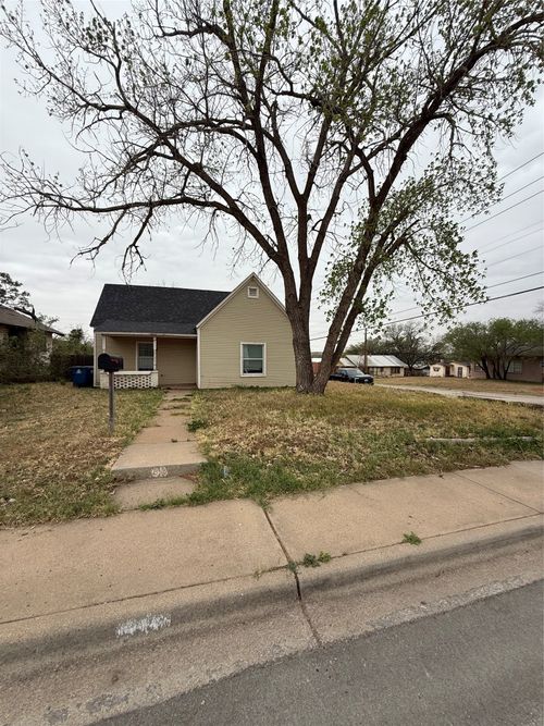 911 Elm St, Sweetwater, TX, 79556-3230 | Card Image