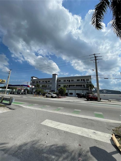 apt-312-11710 Nw South River Dr, Medley, FL, 33178-1165 | Card Image