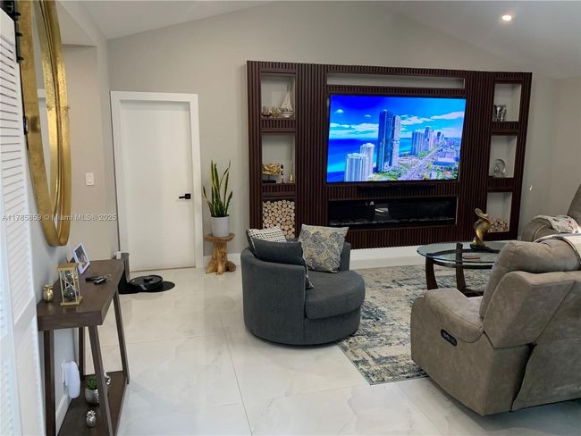 8271 - 8271 Sw 39 Th Ct, House other with 3 bedrooms, 2 bathrooms and null parking in Davie FL | Image 5