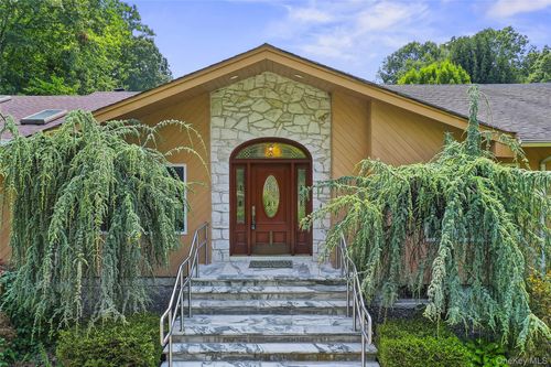 22 Penn Dr, Dix Hills, NY, 11746-8529 | Card Image
