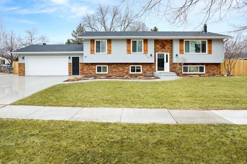 3714 12th St S, Fargo, ND, 58104-6402 | Card Image
