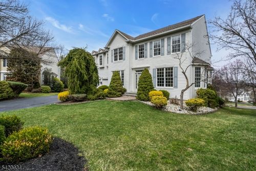 17 Bedford Dr, Basking Ridge, NJ, 07920-3833 | Card Image