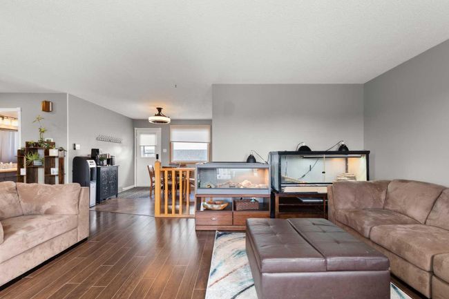 909 7 St Se, House detached with 4 bedrooms, 2 bathrooms and 2 parking in Redcliff AB | Image 6