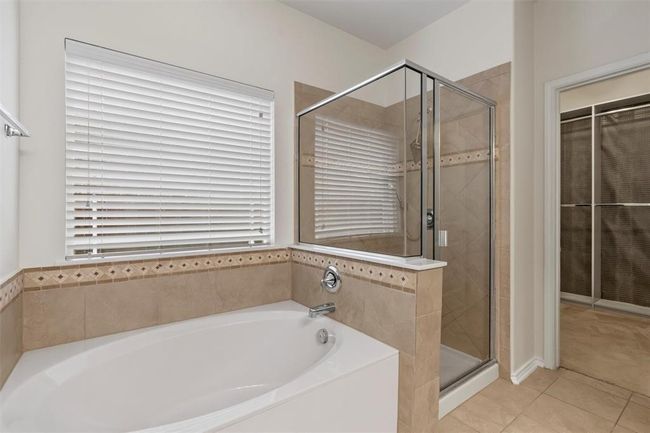 Primary bath w/soaking tub | Image 17