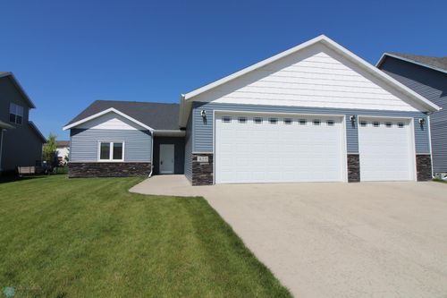427 33rd St N, Moorhead, MN, 56560-1320 | Card Image