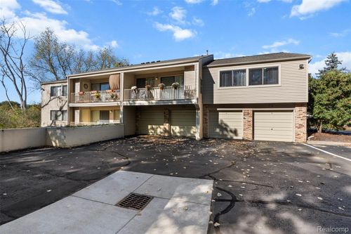 apt-101-3845 Lone Pine Rd, West Bloomfield, MI, 48323-2923 | Card Image