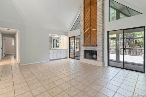 137 Saddle Club Cir, Boerne, TX, 78006-2800 | Card Image