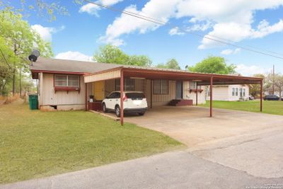 704 Cantrell Ave, Home with 0 bedrooms, 0 bathrooms and null parking in Jourdanton TX | Image 1