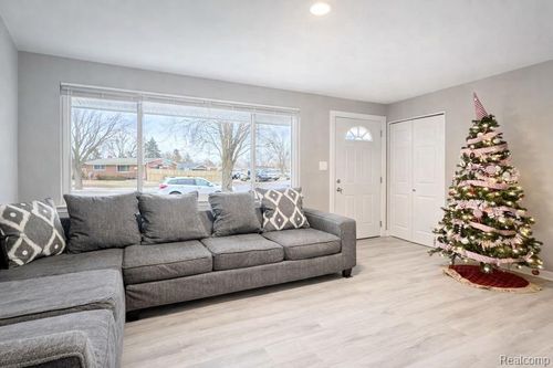 35403 Seville St, Clinton Twp, MI, 48035-2680 | Card Image