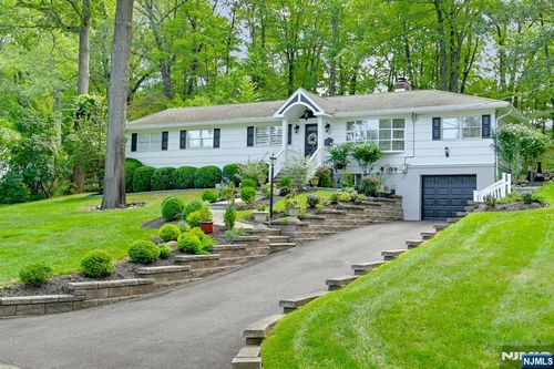 151 Page Dr, Oakland, NJ, 07436-2516 | Card Image