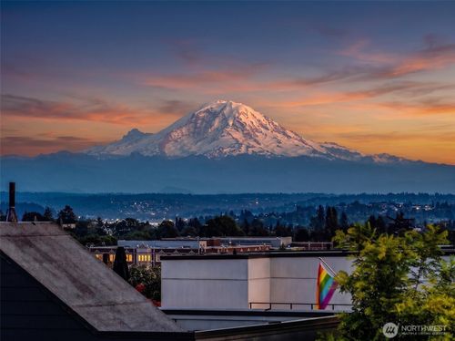 a-1426 18th Ave, Seattle, WA, 98122-4126 | Card Image