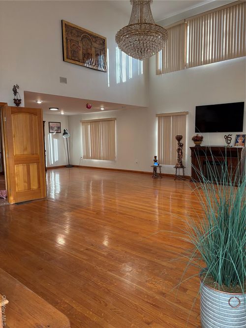 258 83rd Ave, Glen Oaks, NY, 11004-1606 | Card Image