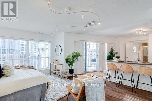 819-600 Queens Quay W, Toronto, ON, M5V3M3 | Card Image