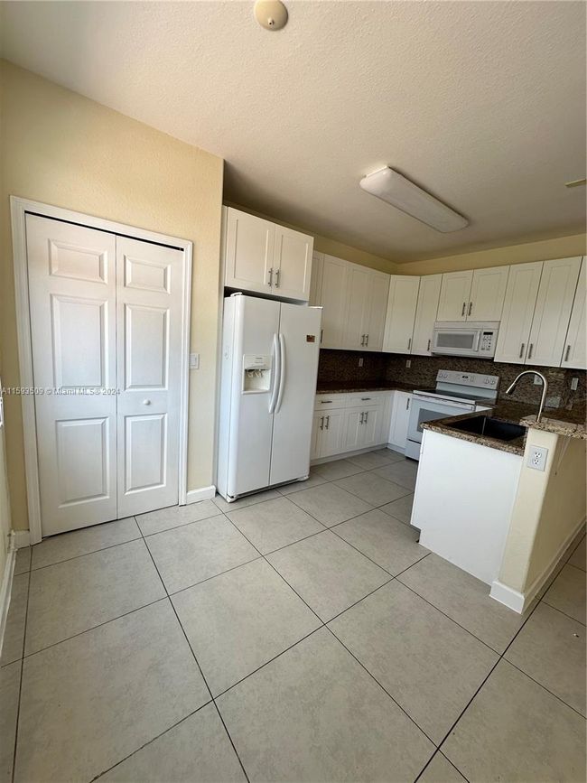 10967 - 10967 Nw 79th St, Townhouse with 4 bedrooms, 2 bathrooms and null parking in Doral FL | Image 24