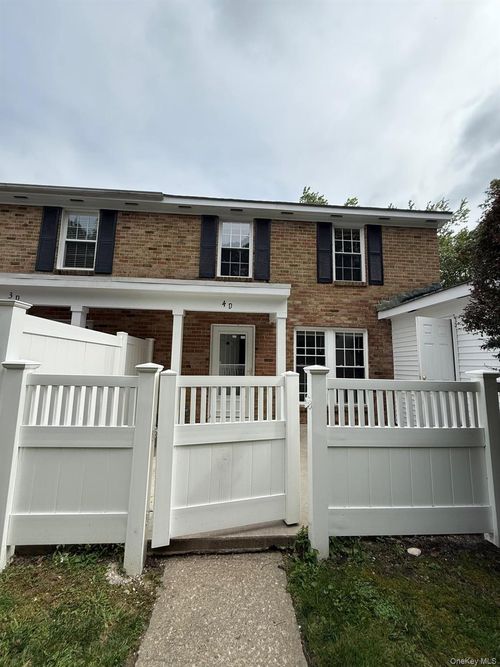 4 Independence Ct, Ridge, NY, 11961-3620 | Card Image