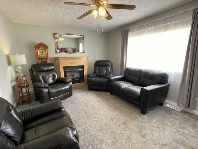 113 Chetamon Drive, Home with 2 bedrooms, 1 bathrooms and 4 parking in Hinton AB | Image 2
