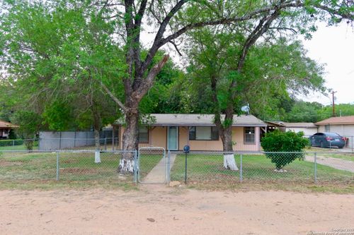 316 W Colonial Pkwy, Devine, TX, 78016-1602 | Card Image