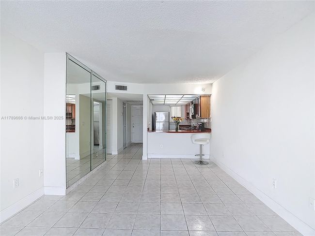 5863 - 5863 W 28 Th Ave, Condo with 2 bedrooms, 2 bathrooms and null parking in Hialeah FL | Image 9