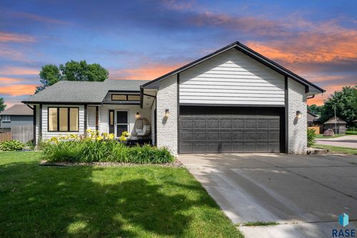 3624 S Matthew Dr, Sioux Falls, SD, 57103-7136 | Card Image
