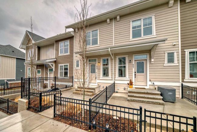 625 Cranbrook Walk Se, Home with 2 bedrooms, 2 bathrooms and 2 parking in Calgary AB | Image 2