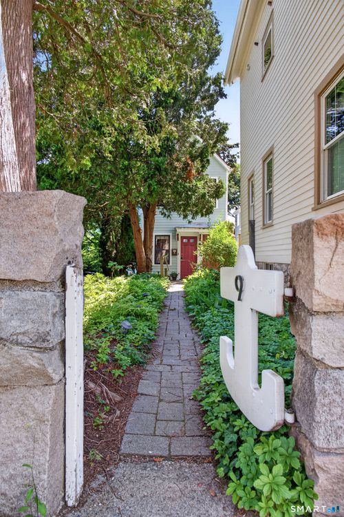 9 Cliff St, Stonington, CT, 06378-1236 | Card Image