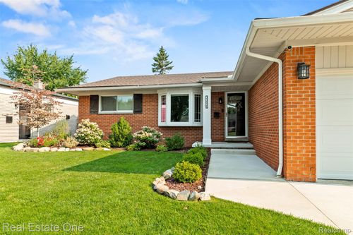 33026 Allen St, Livonia, MI, 48154-4100 | Card Image
