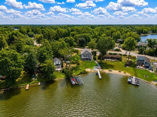 9322 Cedar Island Rd, White Lake, MI, 48386-3212 | Card Image