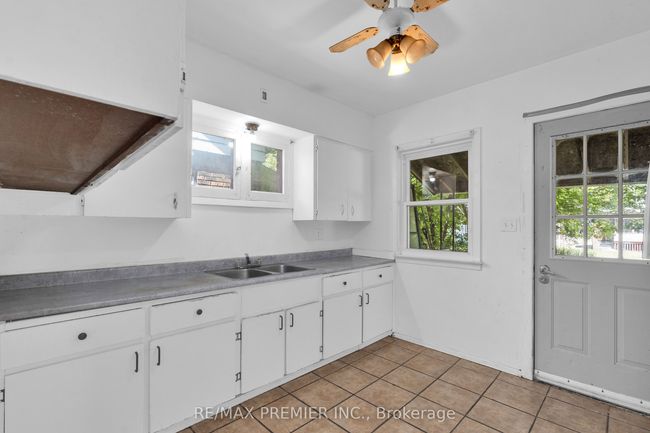510 Randolph Ave, House other with 6 bedrooms, 2 bathrooms and 2 parking in Windsor ON | Image 14