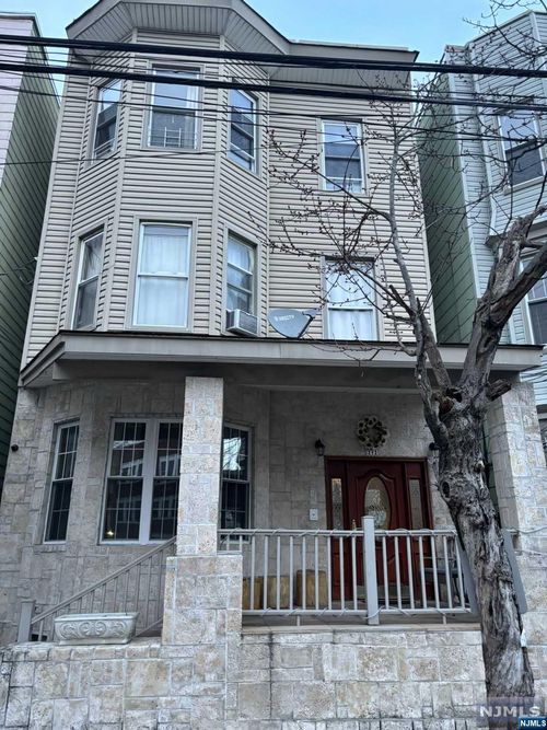 212 Maple Street, Weehawken, NJ, 07086 | Card Image