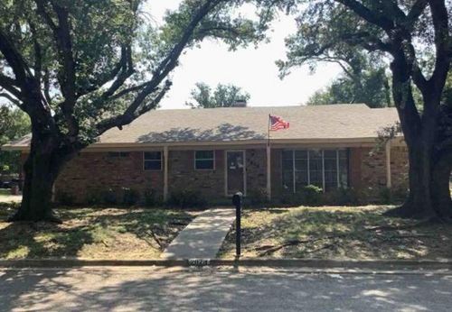 2028 Cypress St, Gainesville, TX, 76240-3708 | Card Image