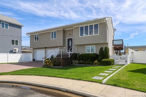 251 Garfield St, Freeport, NY, 11520-5632 | Card Image