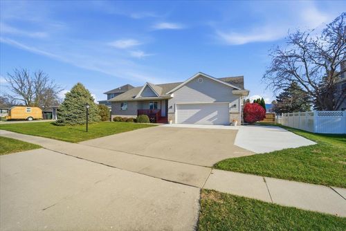 4614 Donald Dr, Cedar Falls, IA, 50613-7014 | Card Image