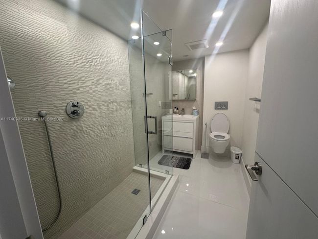 APT-1907 - 2555 Collins Ave, Condo with 2 bedrooms, 2 bathrooms and null parking in Miami Beach FL | Image 12