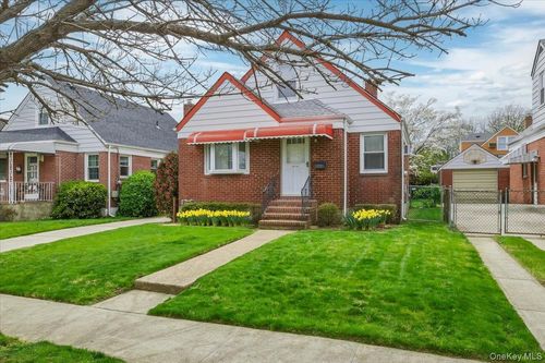 95-18 238th St, Floral Park, NY, 11001-3821 | Card Image