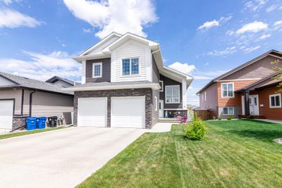 19 Morris Crt, House detached with 5 bedrooms, 3 bathrooms and 4 parking in Blackfalds AB | Image 1