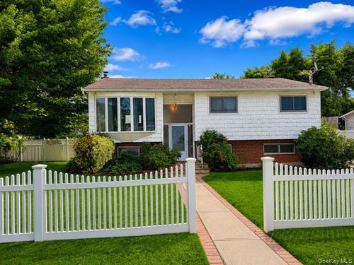 28 S 28th St, Wyandanch, NY, 11798-3712 | Card Image
