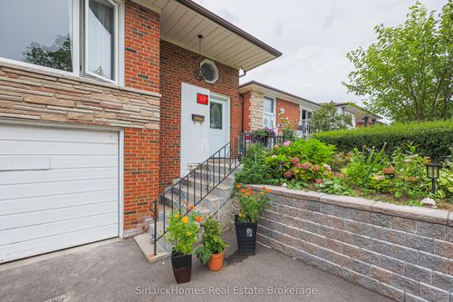 52 Dellbrook Cres, North York, ON, M9L1E2 | Card Image