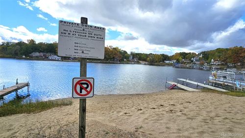 10584 Kenrich Dr, Brighton, MI, 48116-9572 | Card Image