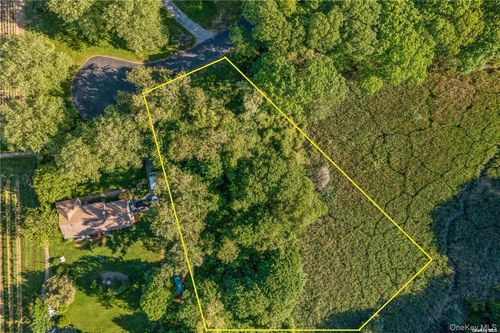 955 Blossom Bnd, Mattituck, NY, 11952-1949 | Card Image