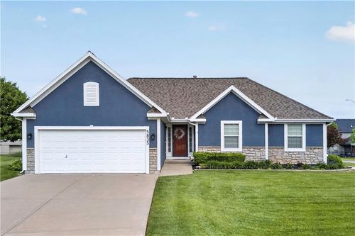 5835 Lakecrest Dr, Shawnee, KS, 66218-8951 | Card Image