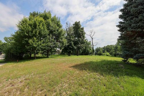 353 Norris Ct, Waterloo, IA, 50701-5636 | Card Image