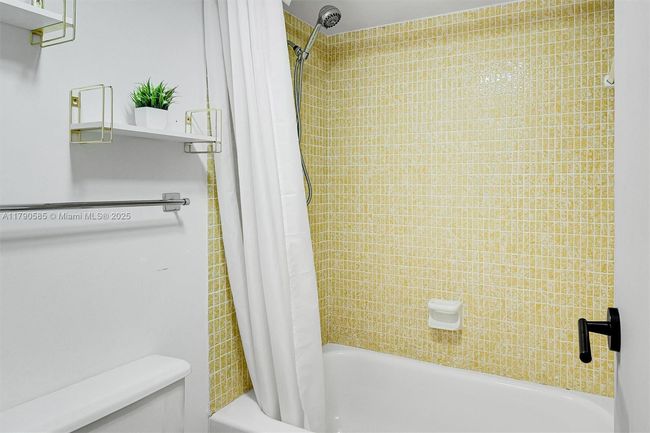 APT-617 - 100 Bayview Dr, Condo with 2 bedrooms, 2 bathrooms and null parking in Sunny Isles Beach FL | Image 24