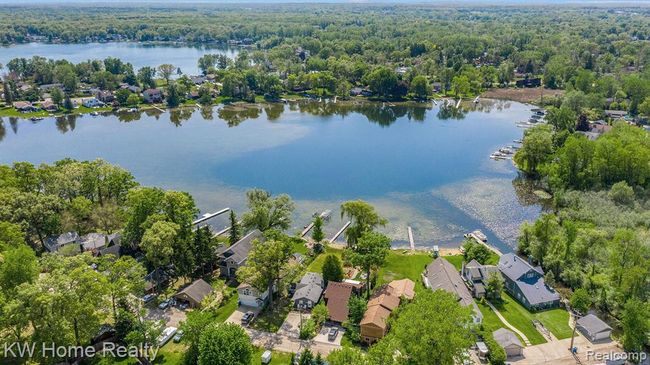 8863 Lakeview Drive, Home with 6 bedrooms, 3 bathrooms and null parking in White Lake Twp MI | Image 31