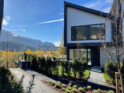 4 - 40809 The Crescent, Townhouse with 3 bedrooms, 2 bathrooms and 2 parking in Squamish BC | Image 1