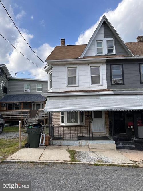 111 W Union St, TAMAQUA, PA, 18252-1320 | Card Image