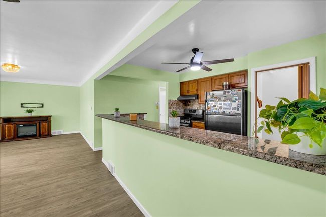 Granite counters, vinyl plank flooring | Image 9